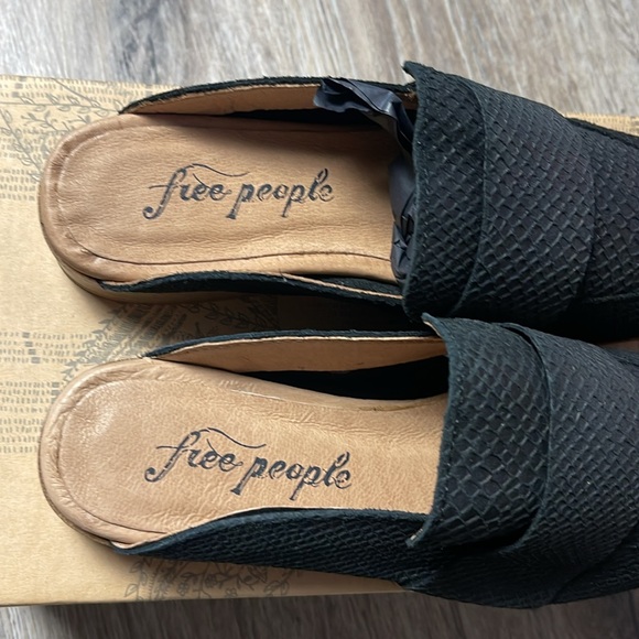 Free People “At Ease” Crocodile Print Leather Loafers/Mules Size 5.5 - Picture 11 of 16